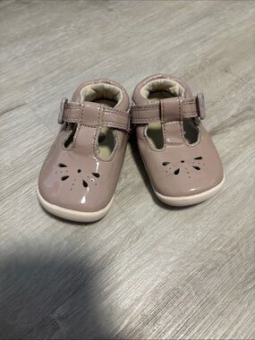 Clarks Glossy T‑Bar Baby Shoes in Mauve‎